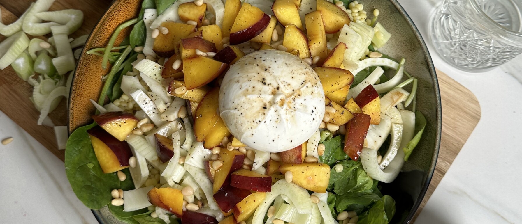 BURRATA SALADE MET PARELCOUSCOUS, VENKEL EN GEGRILDE NECTARINE😍🌿🍑