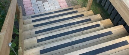 Klantcase: houten trap in Zweden veilig gemaakt met antislip strips