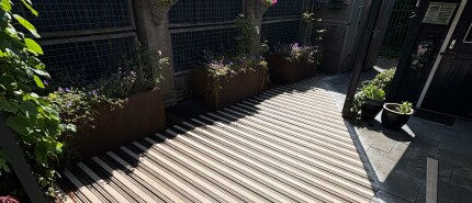 Veilig én schoon: klantproject in Bergen op Zoom met antislip vlonderstroken