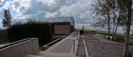 Van glad naar veilig: antislip vlonderoplossing in grote tuin met zwembad (Noord-Holland)