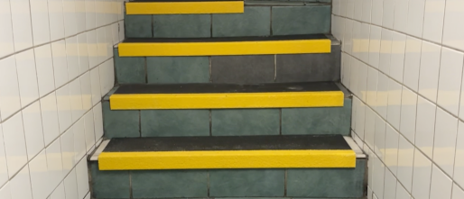 Antislip traptreden in restaurant Antwerpen: van gladde trap naar veilige werkplek