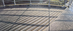 Gladde vlonders langs de N207 in Gouda veilig gemaakt met antislip vlonderstroken