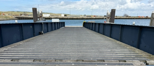 Antislip op een houten brug, steiger of looppad: zo blijft het veilig én netjes