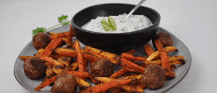 Zoete aardappel en wortelfrietjes met falafel en zelfgemaakte tzatziki