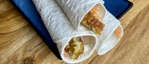 Lekkere crunchy chicken wrap met zoetzure groente