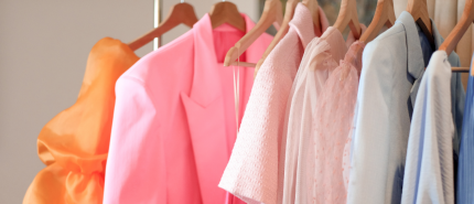 Kun je medewerkers aanspreken op te zomerse kleding?