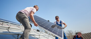 Zonnepanelen zelf plaatsen? De voordelen en nadelen uitgelegd