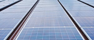 Zonnepanelen voor platte daken: Een complete gids voor kopen en installeren