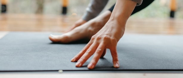 Hoe bevordert yoga de geestelijke gezondheid?