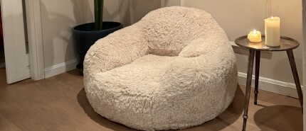 Deze faux fur loungestoel van Action lijkt op een designstuk
