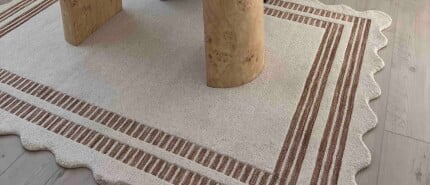 Krullende vloerkleedhoeken? Zo maak je ze weer plat