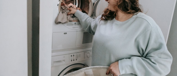 Zó plaats je een wasmachine en droger op elkaar