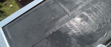 Hoe repareer je een plat dak waar water op blijft staan? Oplossingen voor blijvende afwatering