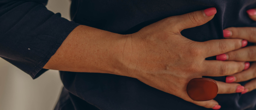 Pijn onder je ribben rechts: wat je moet weten en tips om er van af te komen