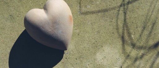 Hartvormige kaarsenhouder van klei