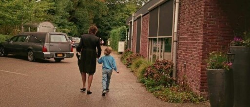 Een jonge assistent bij de uitvaart van zijn opa