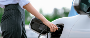 Elektrische auto opladen: stopcontact of laadpaal? Dit is wat je moet weten