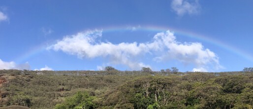 Ruige wolken en de regenboog