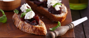 Bruchetta met rode biet en geitenkaas