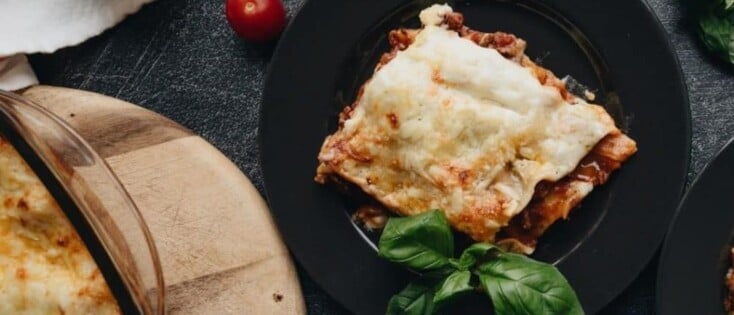 lasagne met gehakt, witte kool, salie en tomatensaus
