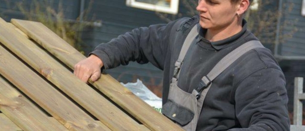 Wat gebeurt er met oude schuttingen in een schuttingproject?