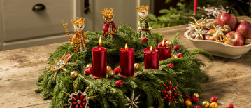 Traditionelle tschechische Weihnachtsdekorationen und Christbaumkugeln