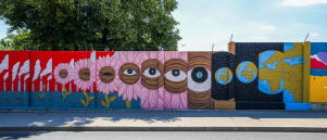 Mural Ruzyně: Die längste Wandmalerei Prags ist 700 Meter geballte Straßenkunst