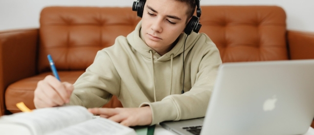 Online cursussen vs training via lidmaatschap: welk model werkt beter?