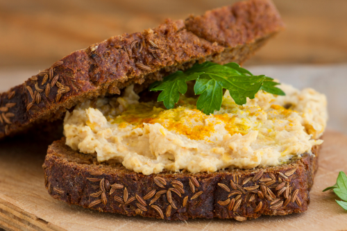 olkorenbrood belegd met zelfgemaakte hummus en gegrilde groenten – recept voor Stap 5 van Het 1 op 1 Dieet Curaçao