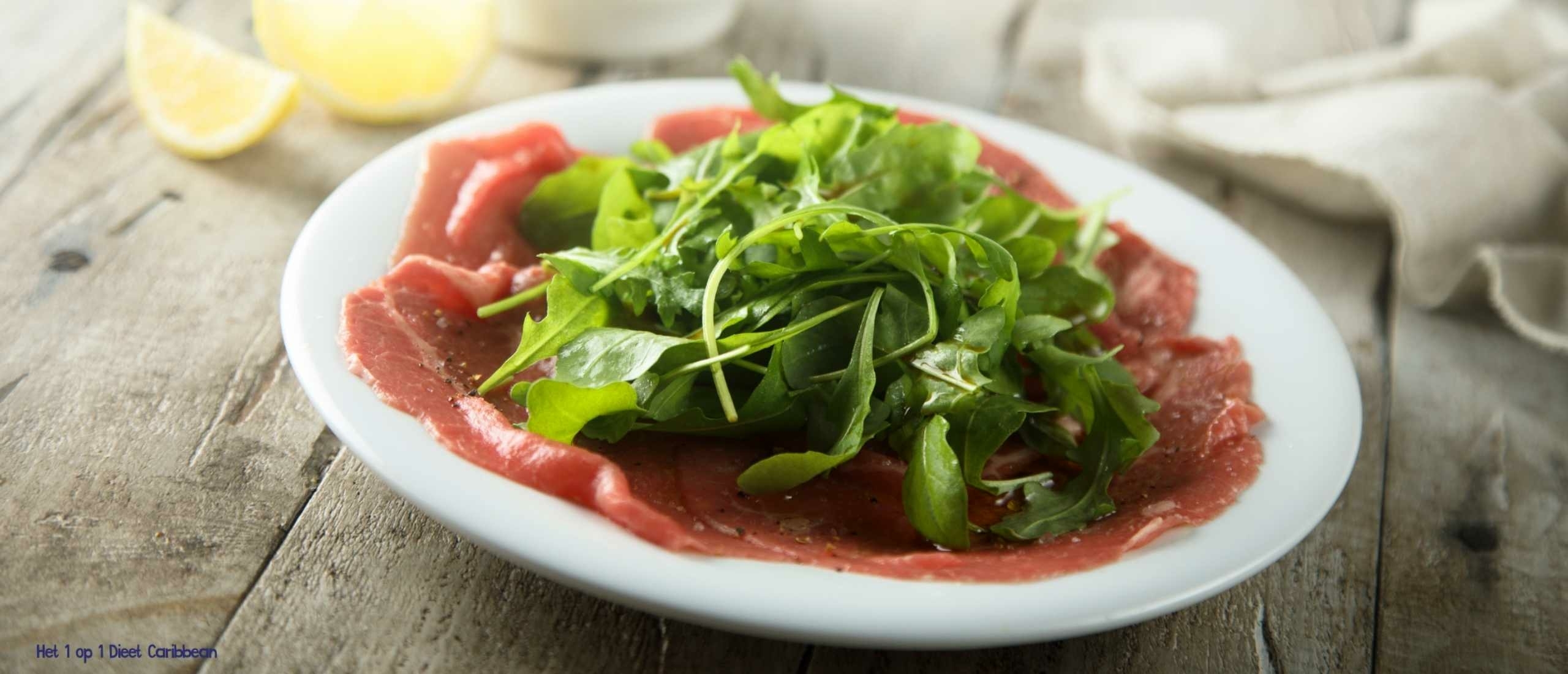 Afbeelding van carpaccio salade met kruidendressing, een fris recept voor Stap 1 van het 1op1 Dieet Caribbean, geschikt voor afvallen in een warm klimaat.