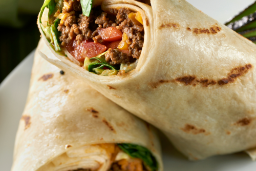 Mexicaanse wrap met gehakt, groenten, volkorenwrap en frisse yoghurtsaus – geschikt voor stap 4 van Het 1 op 1 Dieet