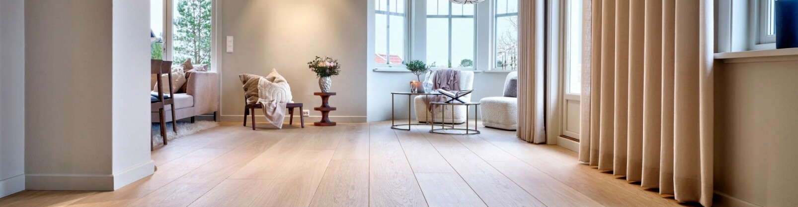 Eiken breedstrook lamel Hywood Met Hywood kies je voor een vloer die jarenlang meegaat, zonder zorgen over vlekken, vocht of slijtage. Het is de ideale keuze voor wie houdt van de natuurlijke charme van hout én de praktische voordelen van innovatie.