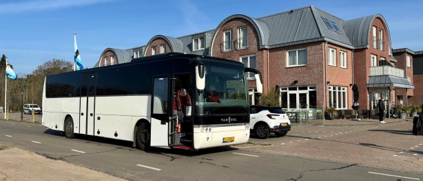 Hoe regel ik een touringcar op Texel?