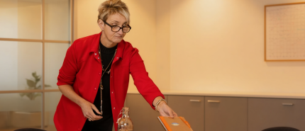 Omgaan met de jongere generatie in je team: waarom het schuurt en wat het vraagt van jouw leiderschap