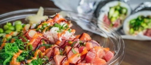 Frisse sushi bowl met zalm, avocado en komkommer