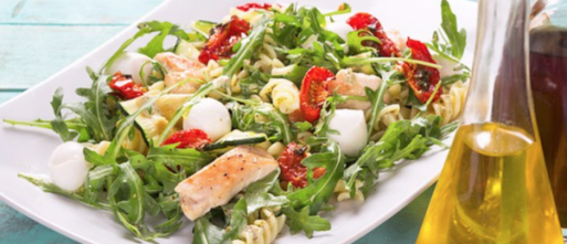 Romige pastasalade met kip, courgette en pesto