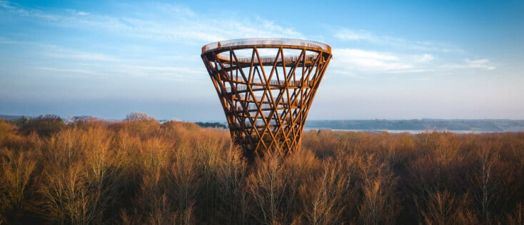 Uitzicht over de boomtoppen vanaf observatietoren Skovtårnet