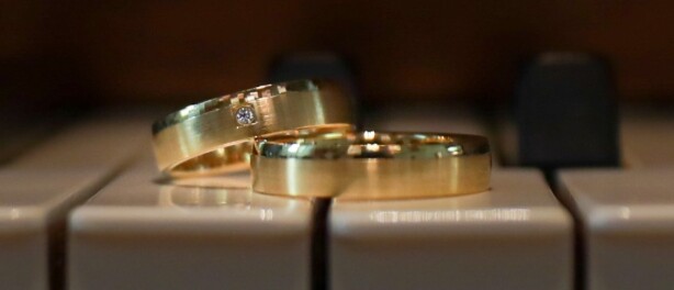 Trouwringen in geelgoud: warm, tijdloos en vol betekenis
