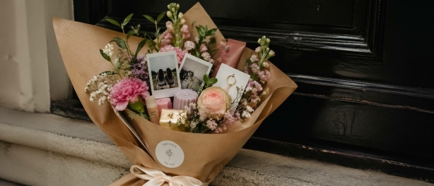 Cadeau boeket maken: origineel bloemenboeket met cadeautjes DIY