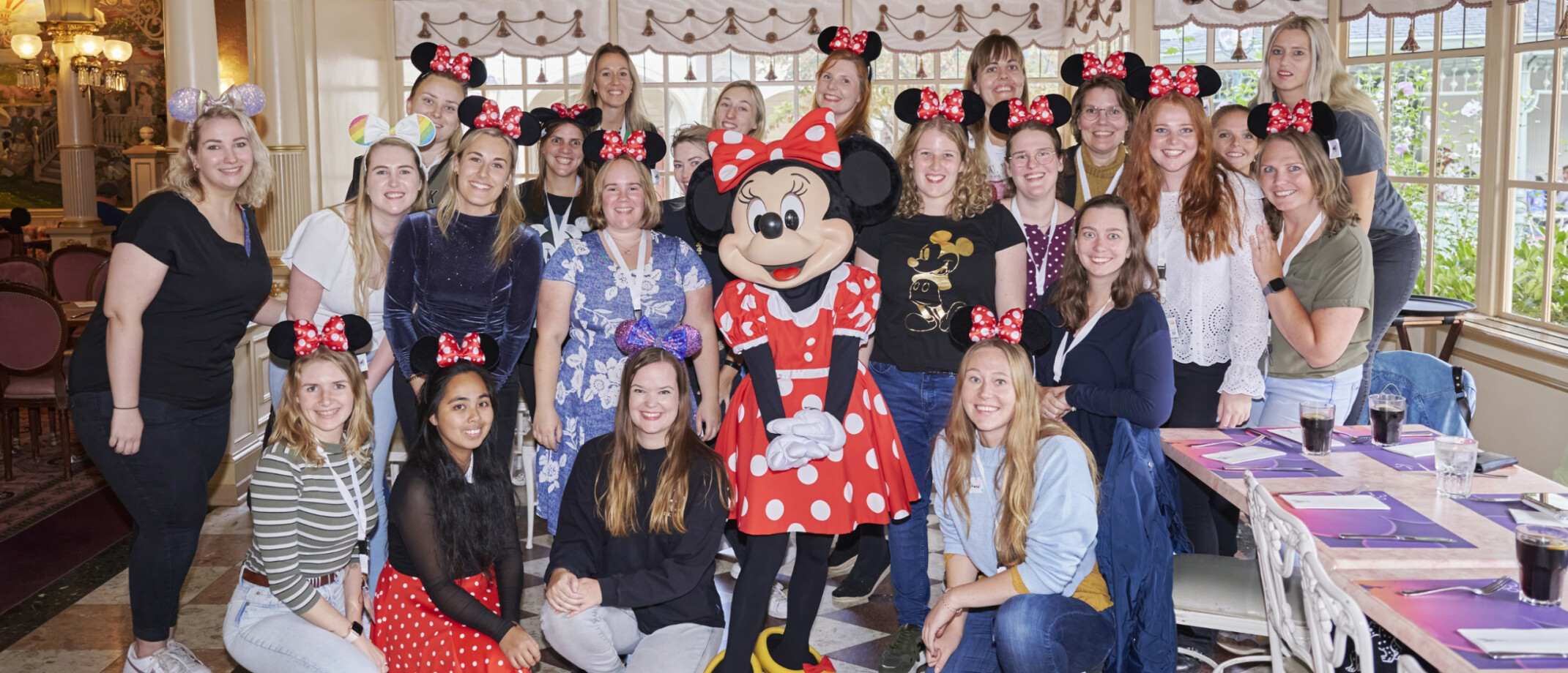 Vriendinnen Maken In Disneyland Paris