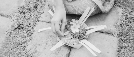 Hoe gebruik je planten en bloemen tijdens een ceremonie?