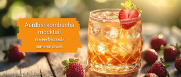 Verfrissende zomerse aardbei kombucha mocktail