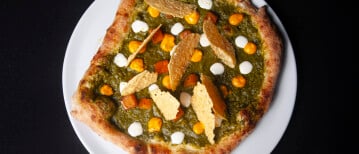 Bekroonde vegetarische pizza met Nederlandse seizoensgroente