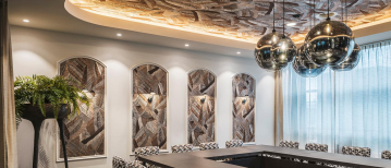 Wat behang aan het plafond voor interieur kan doen