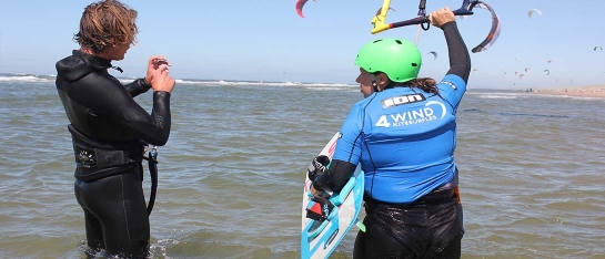 kitesurfles in een groep
