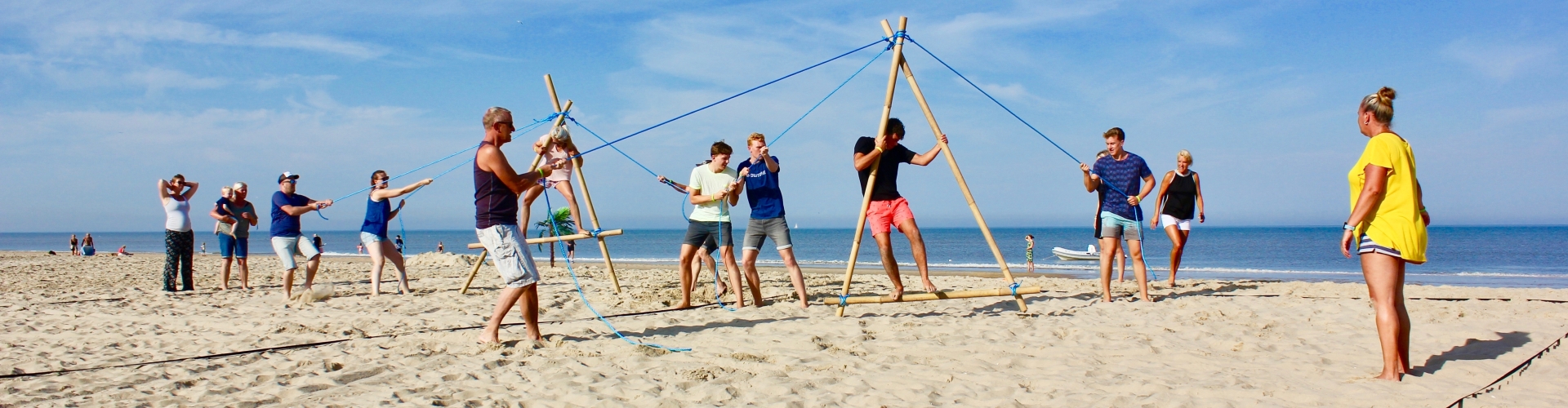 Expeditie robinson spel op het strand van Castricum in noord-holland