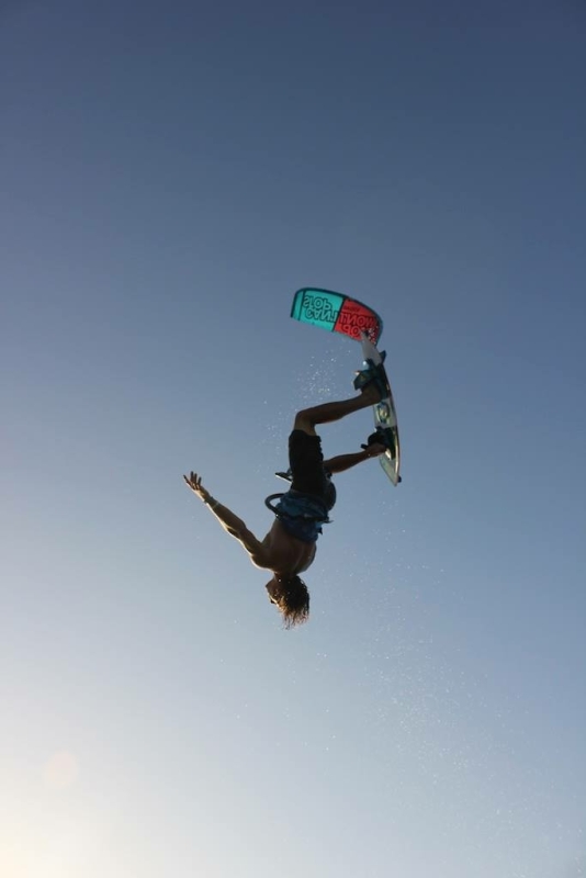 mooie sprongen met een twintip kiteboard