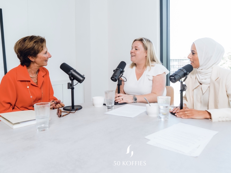 een vrouw zit samen met de oprichters van 50 koffies producties bij het maken van een podcast