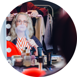 Elke Van Hoof in de make-up stoel tijdens een podcastopname met 50 Koffies Producties over het omgaan met stress