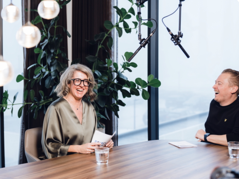 een vrouw is haar podcast aan het maken met de hulp van 50 koffies  producties